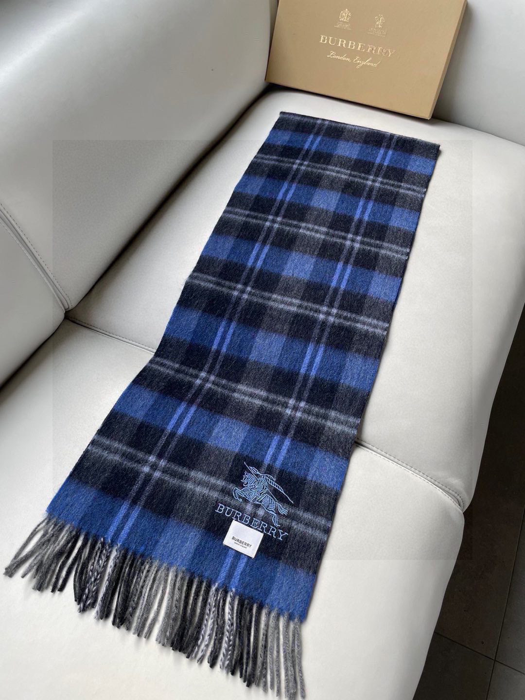 。巴宝莉最新格纹男女福利款❗️😍殿堂级御用芭芭家战马的经典格混绒围巾🧣独家渠道货bulingbuling