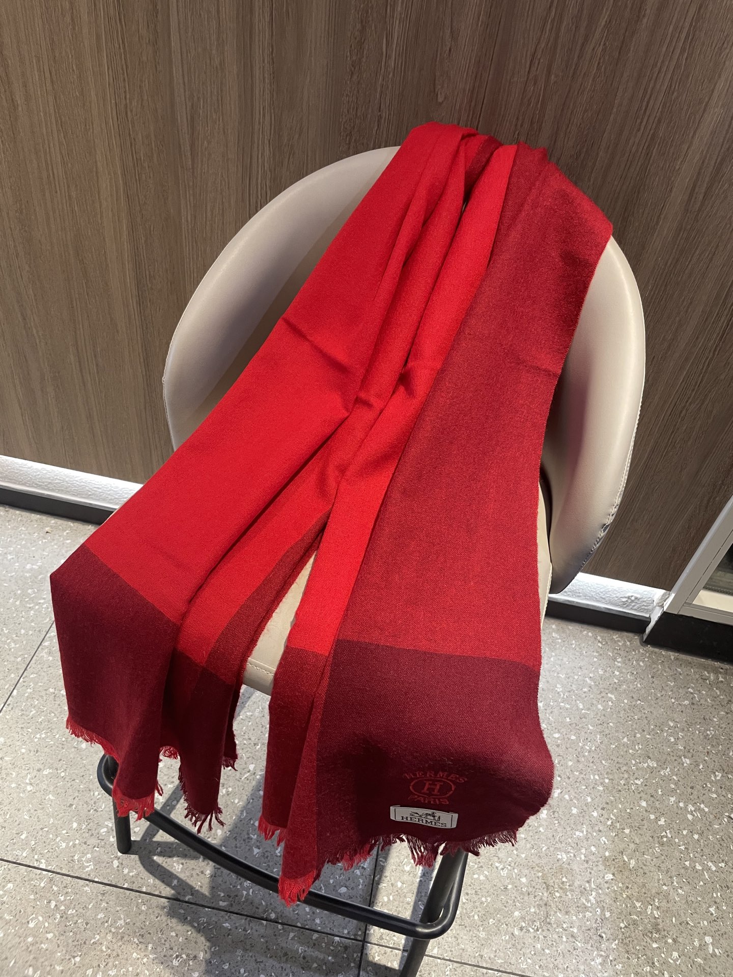 爱马仕男女同款披肩✨羊绒经典格纹👐围巾♨️高尖端产物⚠️，经典logo刺绣，时尚大牌的顶尖设计款💕拿到手