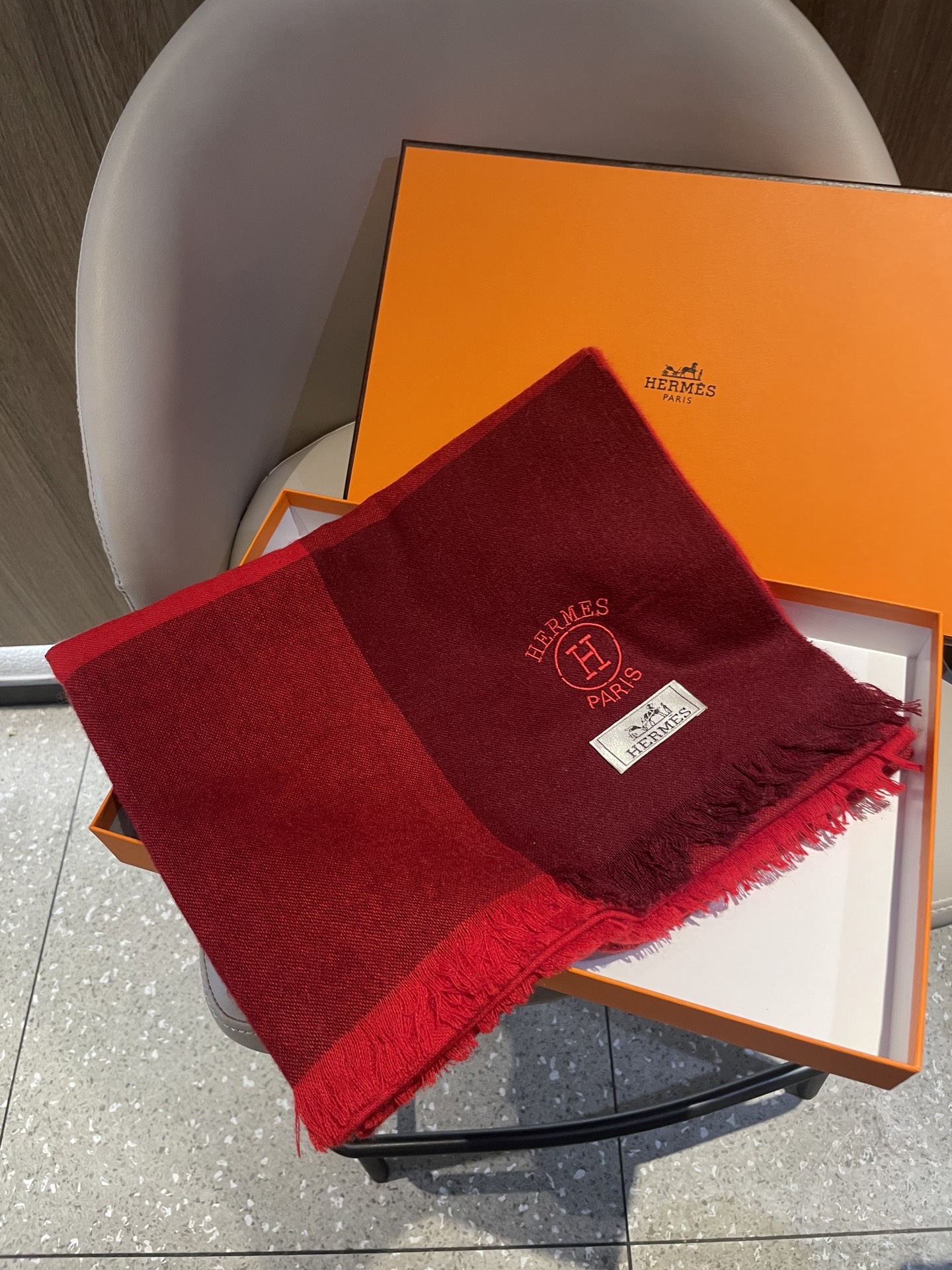 爱马仕男女同款披肩✨羊绒经典格纹👐围巾♨️高尖端产物⚠️，经典logo刺绣，时尚大牌的顶尖设计款💕拿到手