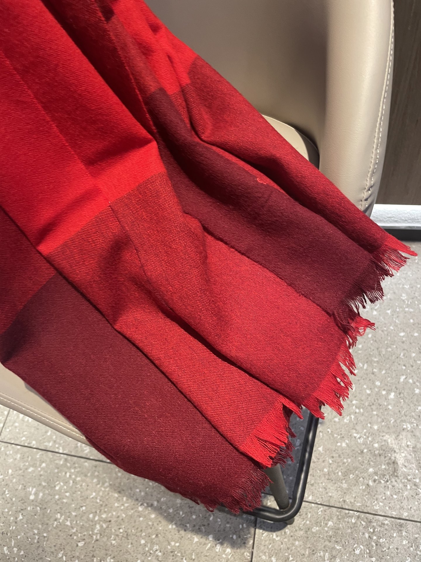 爱马仕男女同款披肩✨羊绒经典格纹👐围巾♨️高尖端产物⚠️，经典logo刺绣，时尚大牌的顶尖设计款💕拿到手