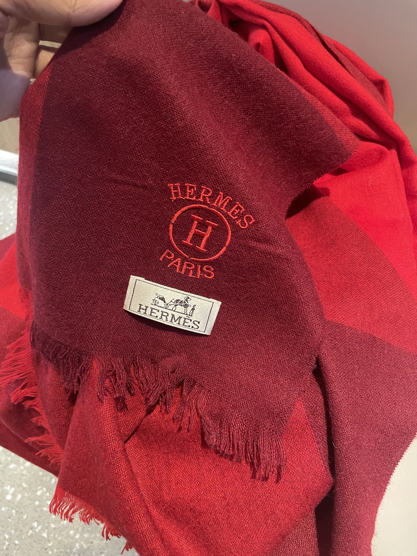 爱马仕男女同款披肩✨羊绒经典格纹👐围巾♨️高尖端产物⚠️，经典logo刺绣，时尚大牌的顶尖设计款💕拿到手