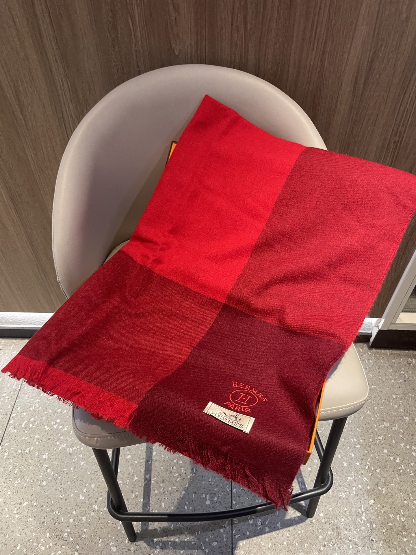 爱马仕男女同款披肩✨羊绒经典格纹👐围巾♨️高尖端产物⚠️，经典logo刺绣，时尚大牌的顶尖设计款💕拿到手