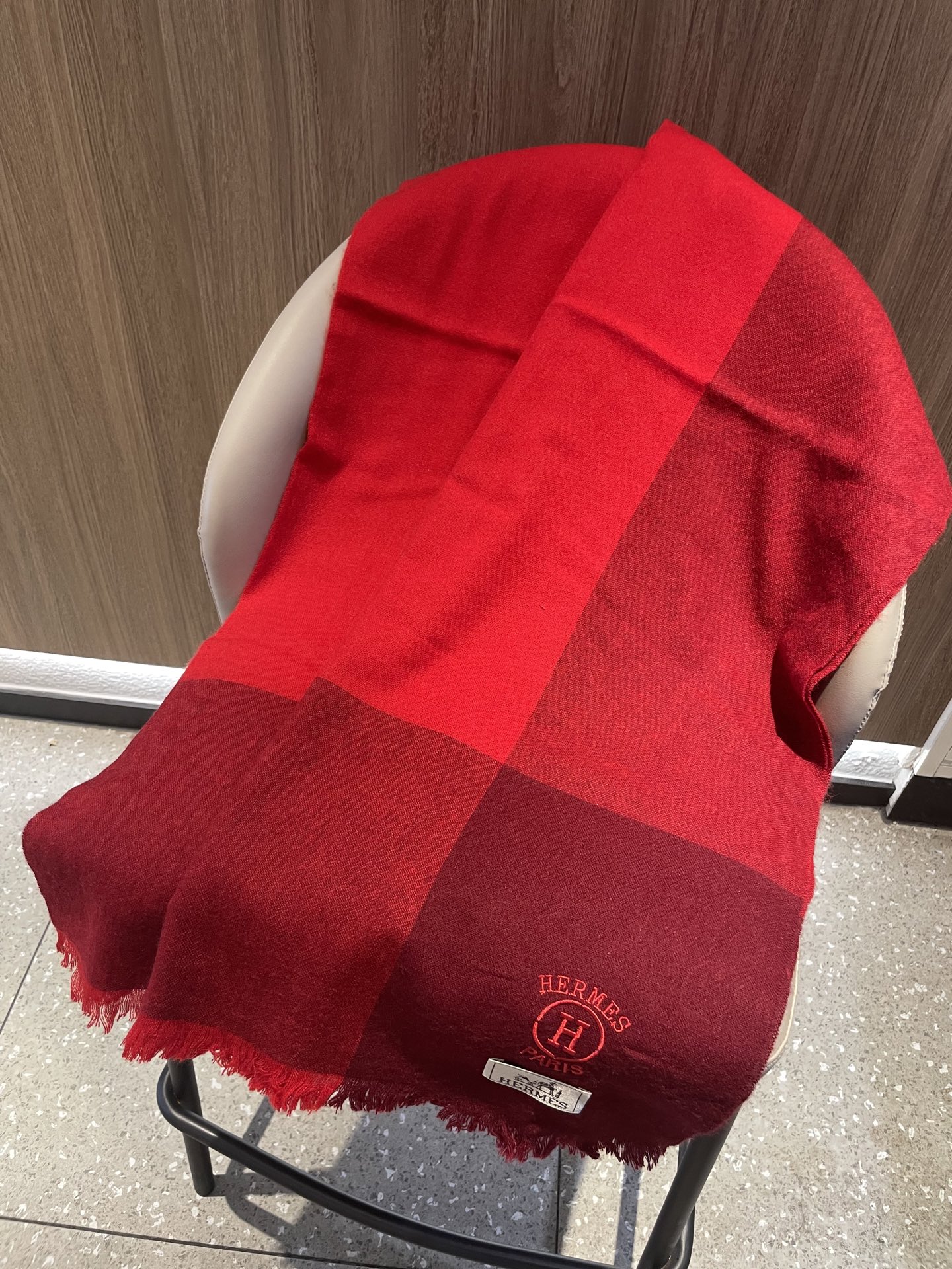 爱马仕男女同款披肩✨羊绒经典格纹👐围巾♨️高尖端产物⚠️，经典logo刺绣，时尚大牌的顶尖设计款💕拿到手