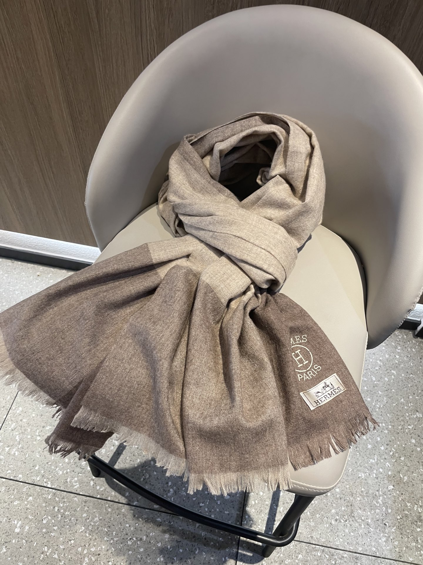 爱马仕男女同款披肩✨羊绒经典格纹👐围巾♨️高尖端产物⚠️，经典logo刺绣，时尚大牌的顶尖设计款💕拿到手