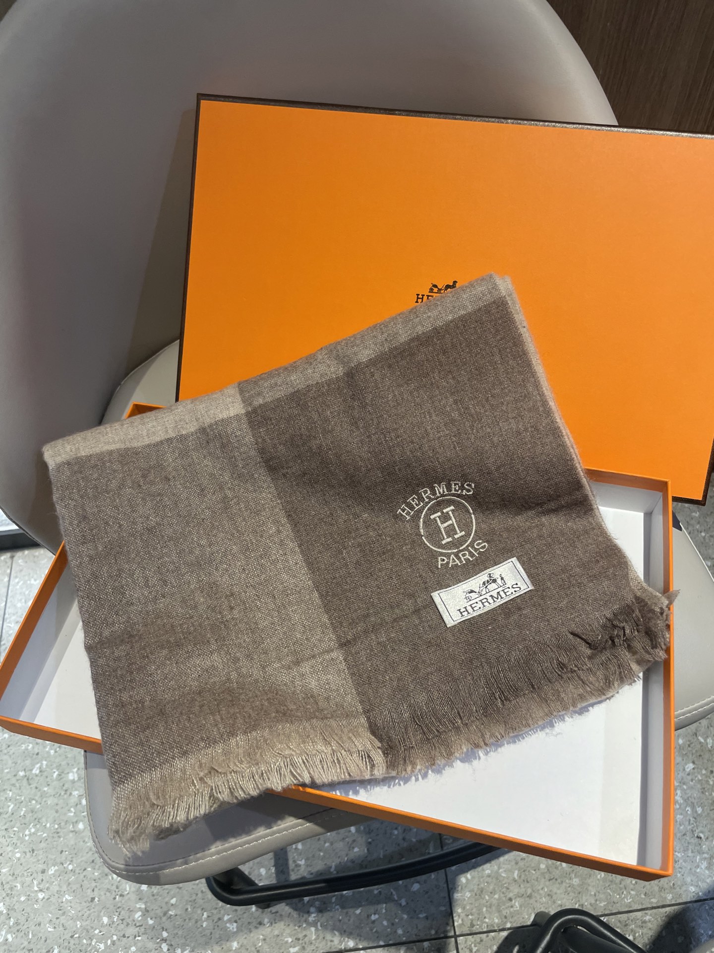 爱马仕男女同款披肩✨羊绒经典格纹👐围巾♨️高尖端产物⚠️，经典logo刺绣，时尚大牌的顶尖设计款💕拿到手