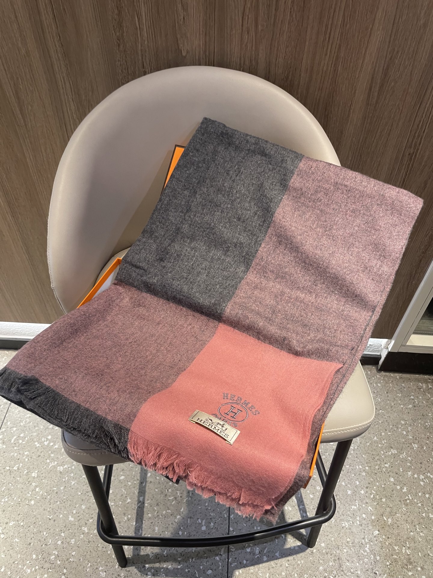 爱马仕男女同款披肩✨羊绒经典格纹👐围巾♨️高尖端产物⚠️，经典logo刺绣，时尚大牌的顶尖设计款💕拿到手