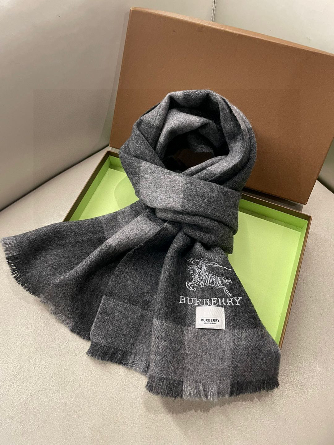 巴宝莉Bur新款羊绒男士格子好看的要疯掉了，太有型太有魅力了！！！非常斯文时尚的秋冬单品！真的很喜欢，非