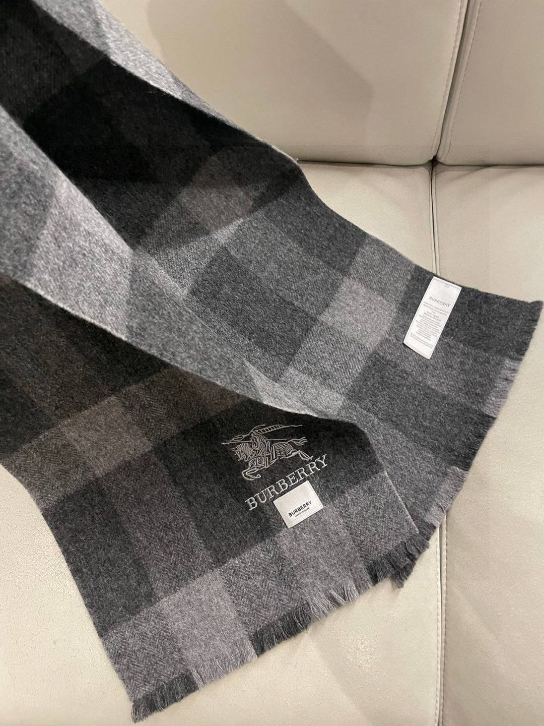 巴宝莉Bur新款羊绒男士格子好看的要疯掉了，太有型太有魅力了！！！非常斯文时尚的秋冬单品！真的很喜欢，非