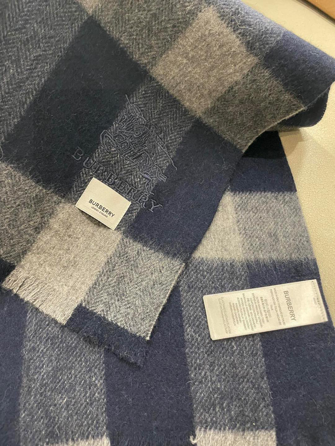巴宝莉Bur新款羊绒男士格子好看的要疯掉了，太有型太有魅力了！！！非常斯文时尚的秋冬单品！真的很喜欢，非