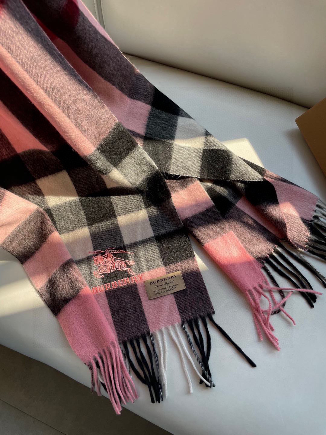 🎊巴宝莉经典格纹爆款💥 永不过时100%顶极羔羊毛材质。非常保暖👑 柔软亲肤，不扎脖😍经典巴宝莉格纹设计