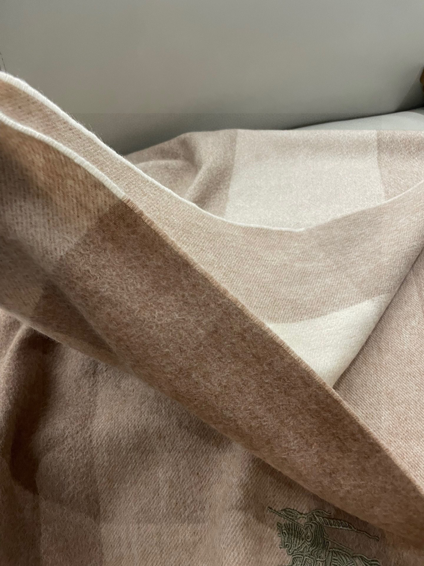 巴宝莉女士披肩✨羊绒经典格纹👐围巾♨️高尖端产物⚠️，经典logo刺绣，时尚大牌的顶尖设计款💕拿到手你就