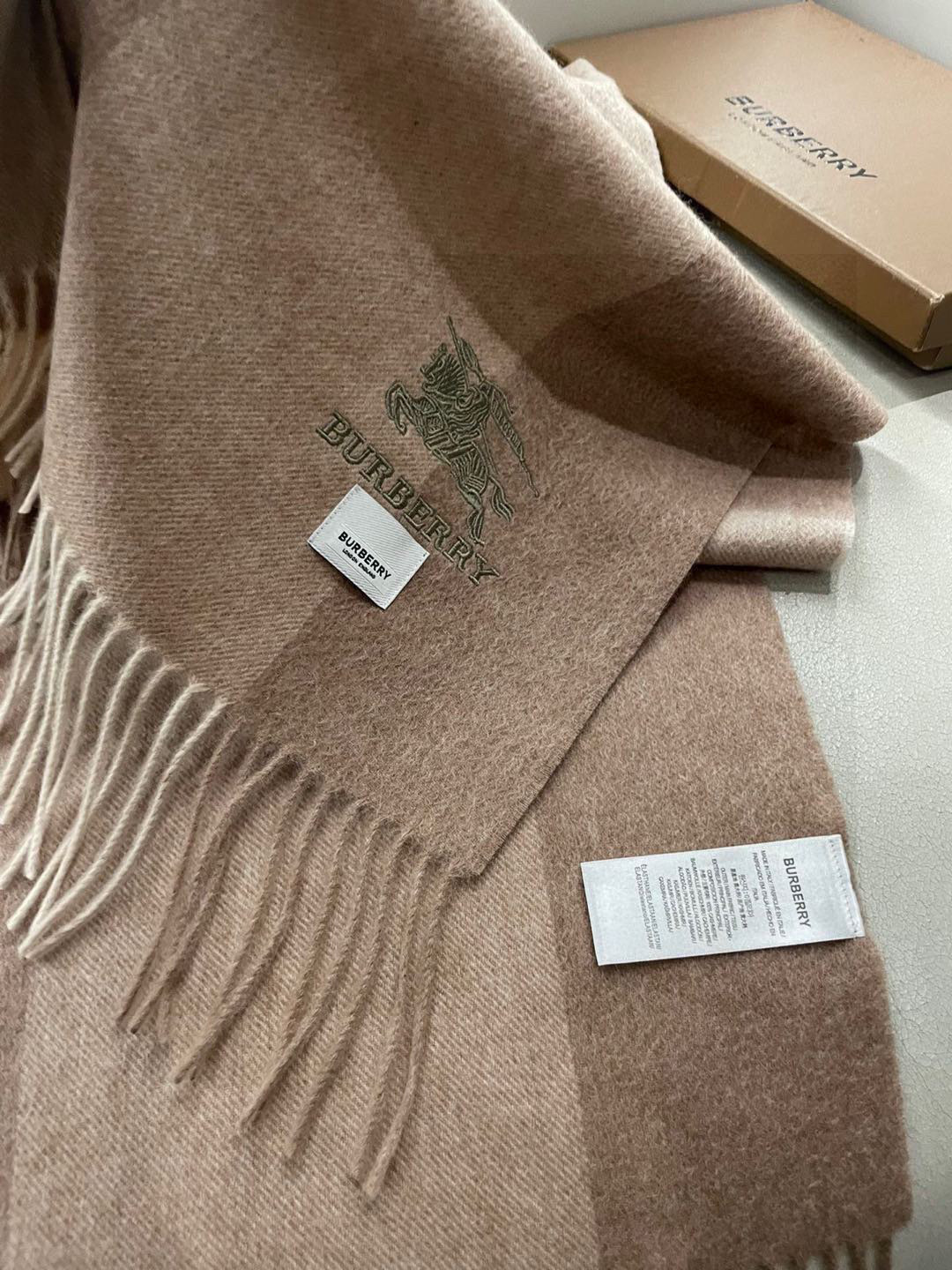 巴宝莉女士披肩✨羊绒经典格纹👐围巾♨️高尖端产物⚠️，经典logo刺绣，时尚大牌的顶尖设计款💕拿到手你就