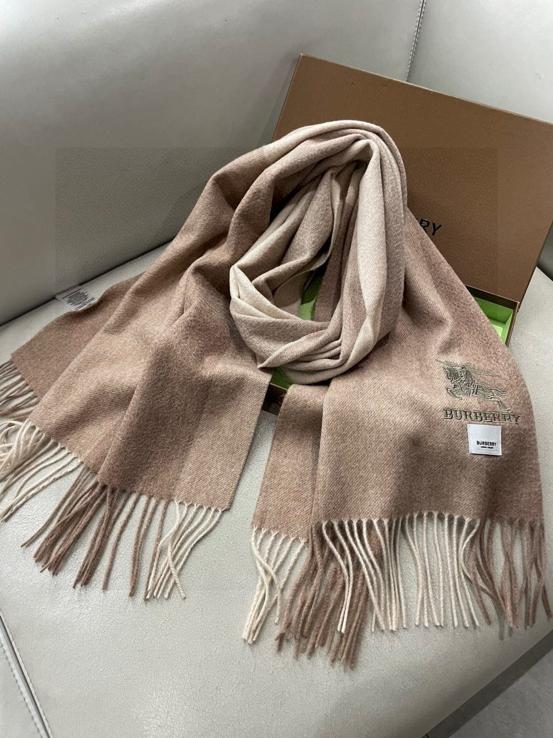 巴宝莉女士披肩✨羊绒经典格纹👐围巾♨️高尖端产物⚠️，经典logo刺绣，时尚大牌的顶尖设计款💕拿到手你就