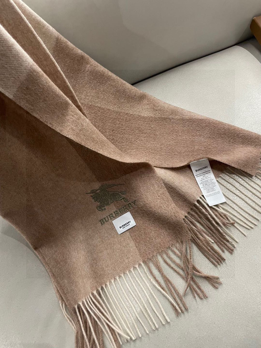 巴宝莉女士披肩✨羊绒经典格纹👐围巾♨️高尖端产物⚠️，经典logo刺绣，时尚大牌的顶尖设计款💕拿到手你就