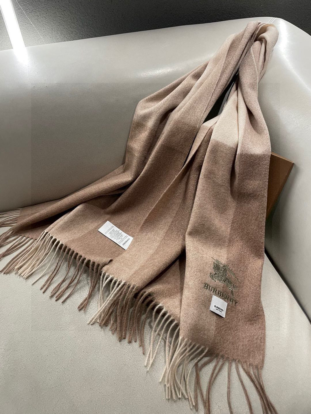 巴宝莉女士披肩✨羊绒经典格纹👐围巾♨️高尖端产物⚠️，经典logo刺绣，时尚大牌的顶尖设计款💕拿到手你就