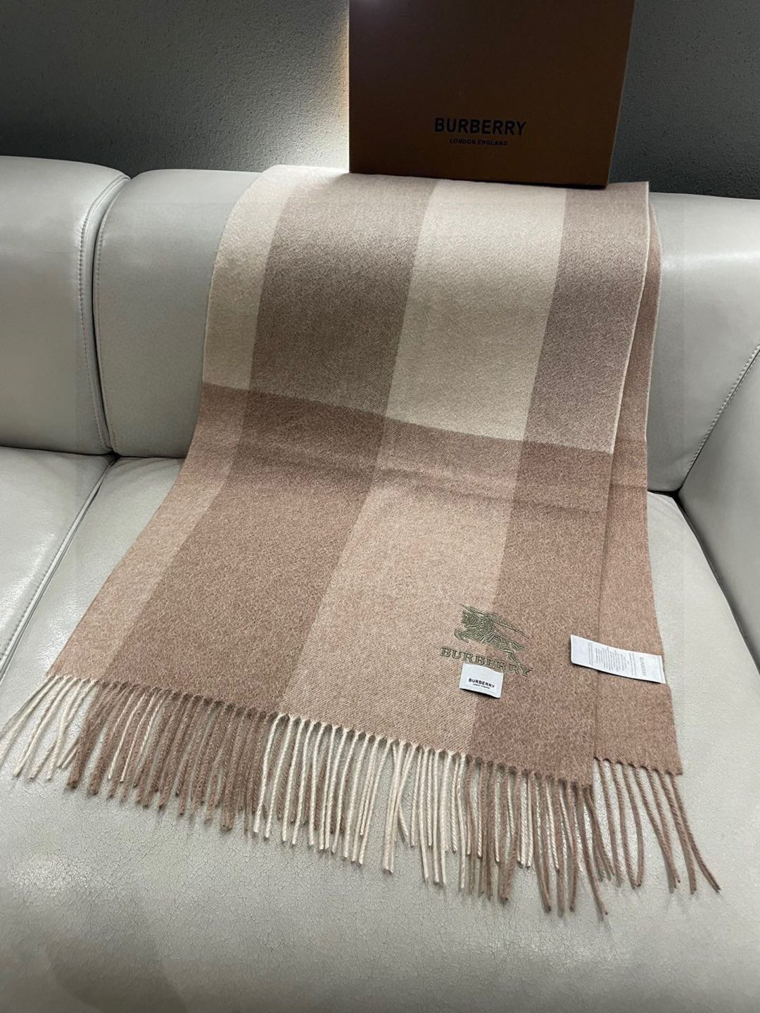 巴宝莉女士披肩✨羊绒经典格纹👐围巾♨️高尖端产物⚠️，经典logo刺绣，时尚大牌的顶尖设计款💕拿到手你就