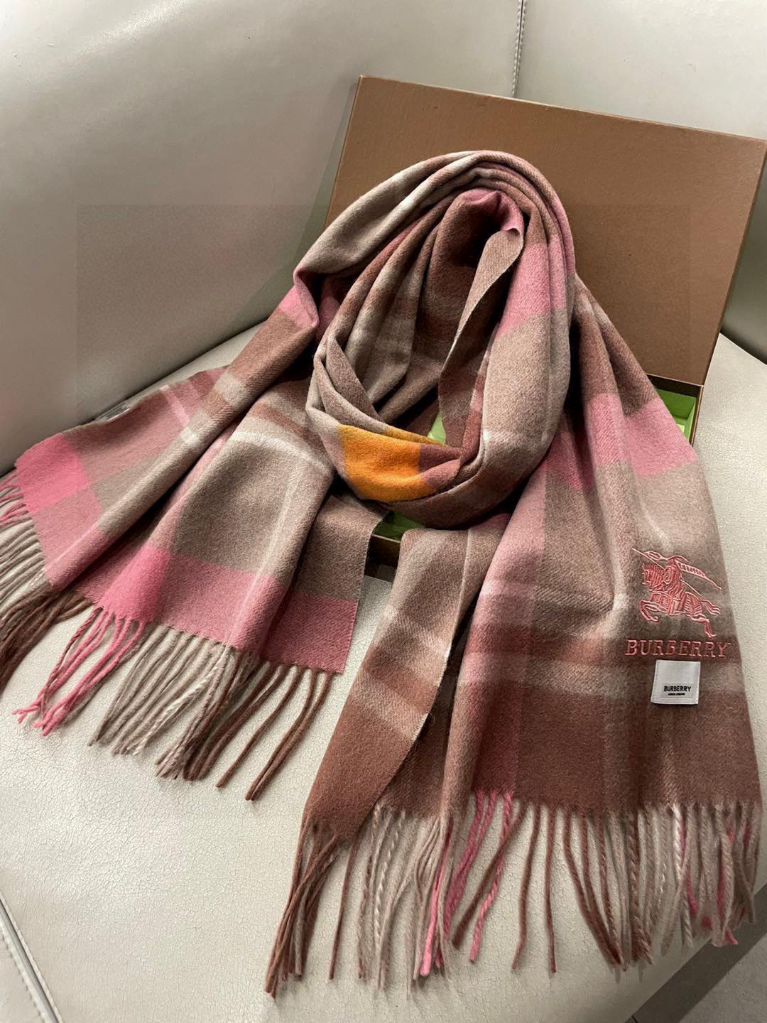 巴宝莉女士披肩✨羊绒经典格纹👐围巾♨️高尖端产物⚠️，经典logo刺绣，时尚大牌的顶尖设计款💕拿到手你就