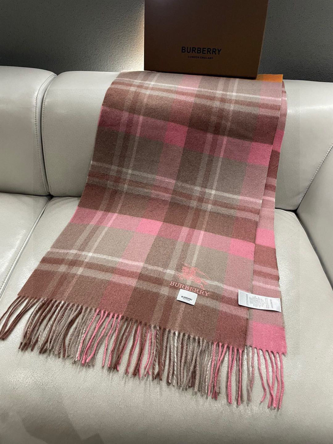 巴宝莉女士披肩✨羊绒经典格纹👐围巾♨️高尖端产物⚠️，经典logo刺绣，时尚大牌的顶尖设计款💕拿到手你就