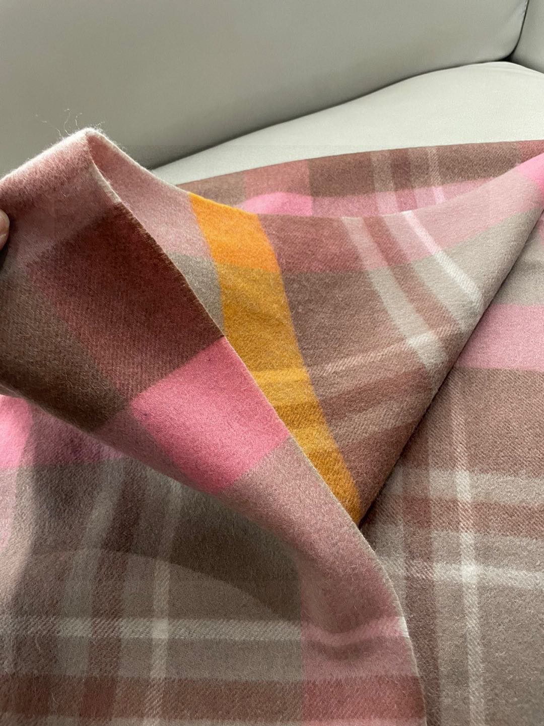 巴宝莉女士披肩✨羊绒经典格纹👐围巾♨️高尖端产物⚠️，经典logo刺绣，时尚大牌的顶尖设计款💕拿到手你就