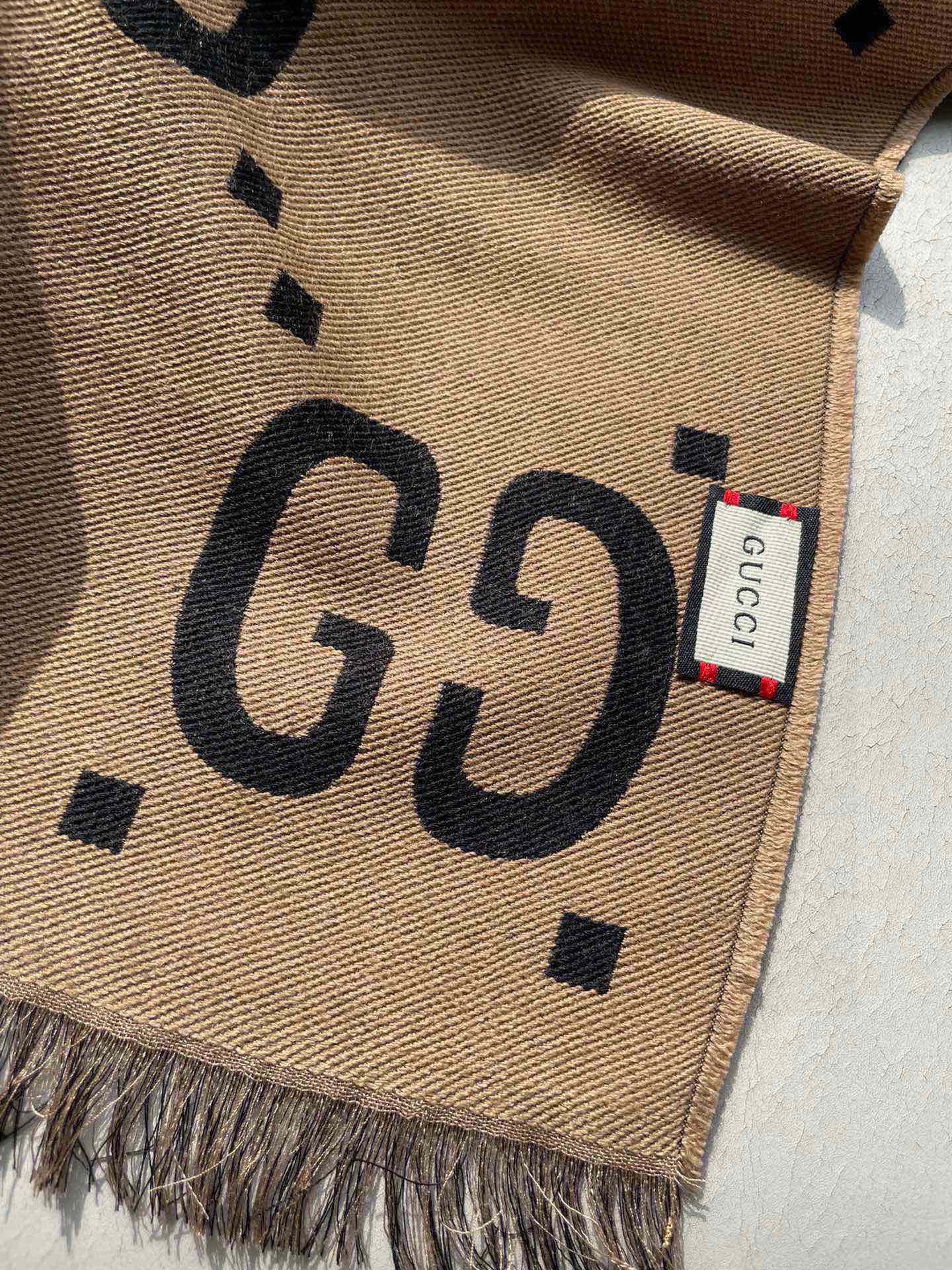 阿玛尼（Arman）披肩且买且珍惜~~男款真的很少，一年也就出几款，都是出口订单所以比较难遇。男人的东西