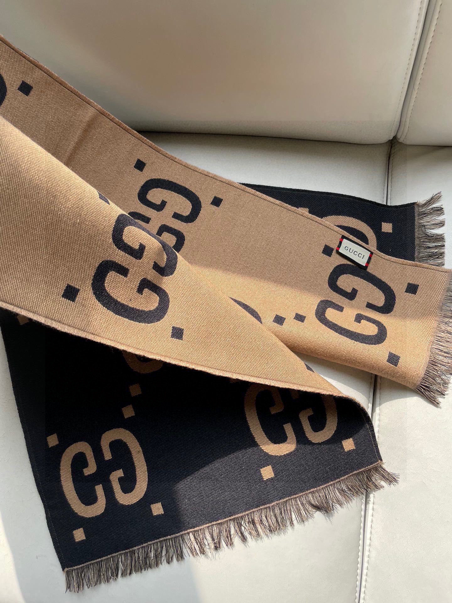 阿玛尼（Arman）披肩且买且珍惜~~男款真的很少，一年也就出几款，都是出口订单所以比较难遇。男人的东西