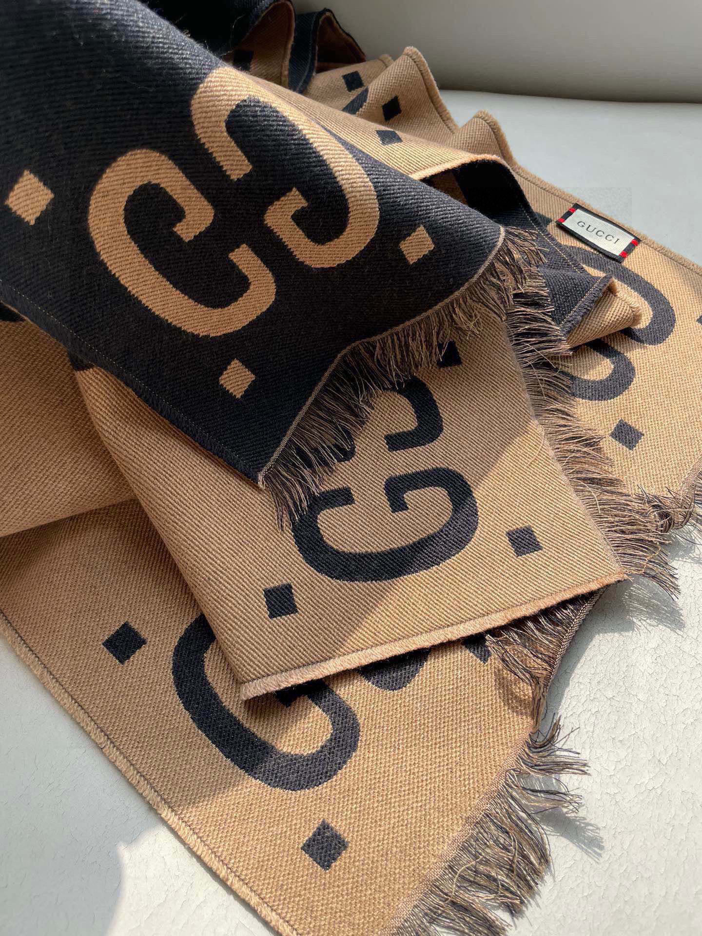 阿玛尼（Arman）披肩且买且珍惜~~男款真的很少，一年也就出几款，都是出口订单所以比较难遇。男人的东西