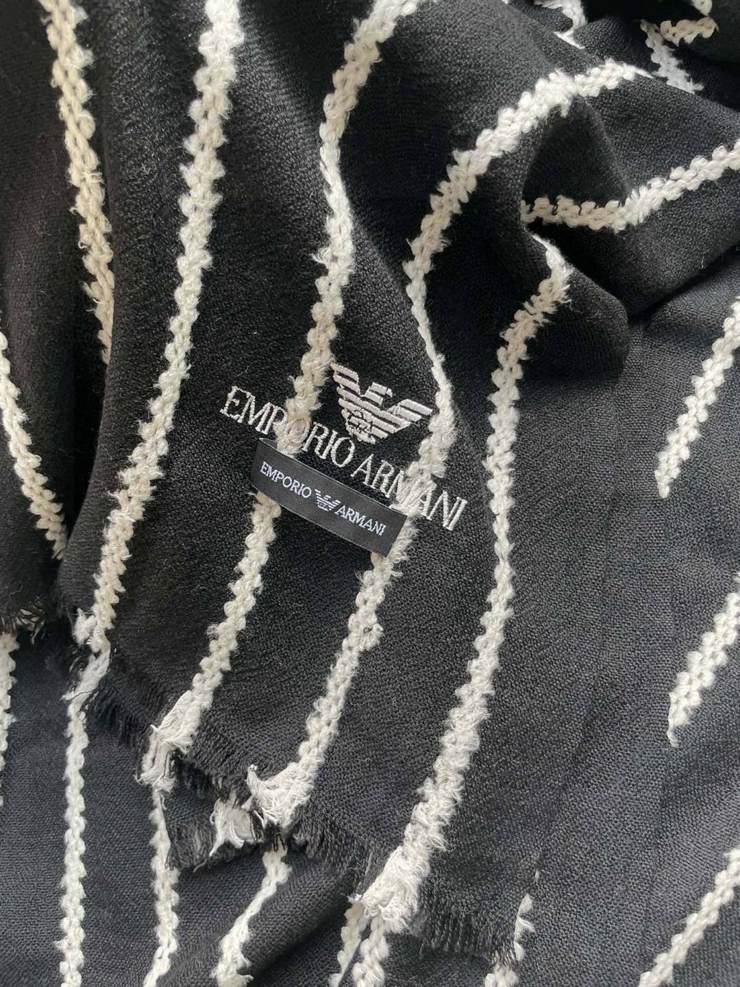 阿玛尼（Arman）披肩且买且珍惜~~男款真的很少，一年也就出几款，都是出口订单所以比较难遇。男人的东西