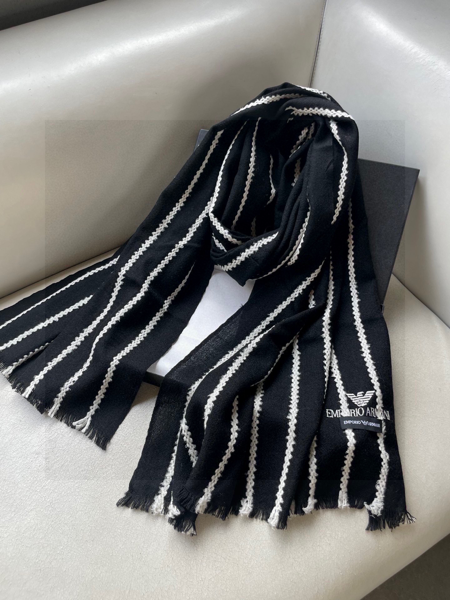 阿玛尼（Arman）披肩且买且珍惜~~男款真的很少，一年也就出几款，都是出口订单所以比较难遇。男人的东西