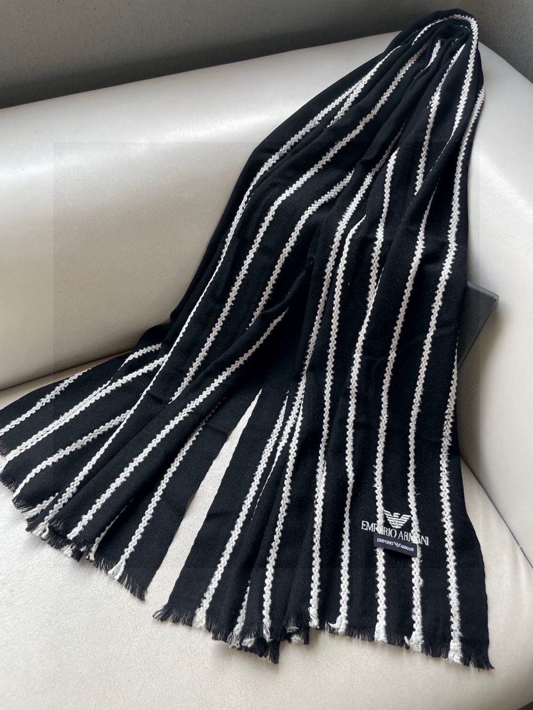 阿玛尼（Arman）披肩且买且珍惜~~男款真的很少，一年也就出几款，都是出口订单所以比较难遇。男人的东西