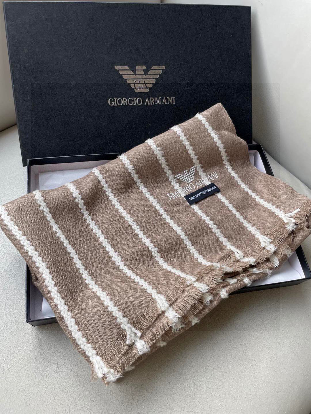 阿玛尼（Arman）披肩且买且珍惜~~男款真的很少，一年也就出几款，都是出口订单所以比较难遇。男人的东西