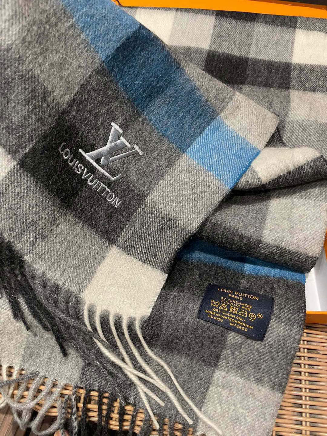 新款路易威登LV❗️羊绒方格子好看的要疯掉了👍太有型太有魅力了！！！非常斯文时尚的秋冬单品！真的很喜欢，