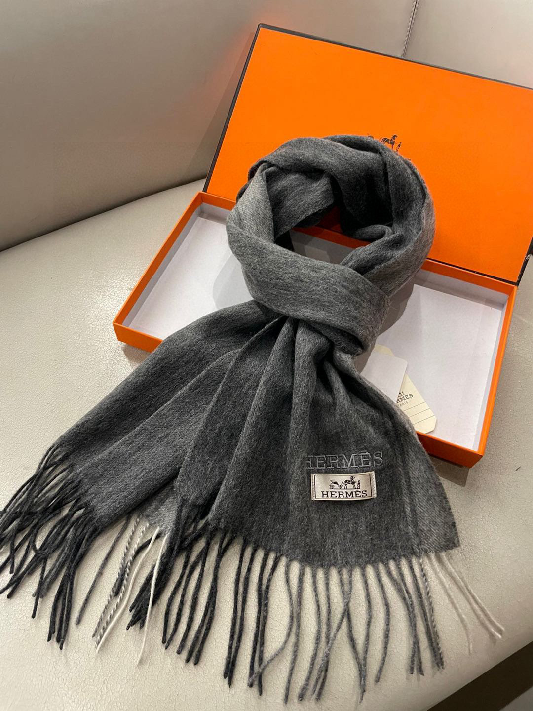 HERMFS【爱马仕】巴黎时装展采用蒙古高原细羊绒！手感满满地都是细腻的绒毛！这个价格绝对百分之百的实惠