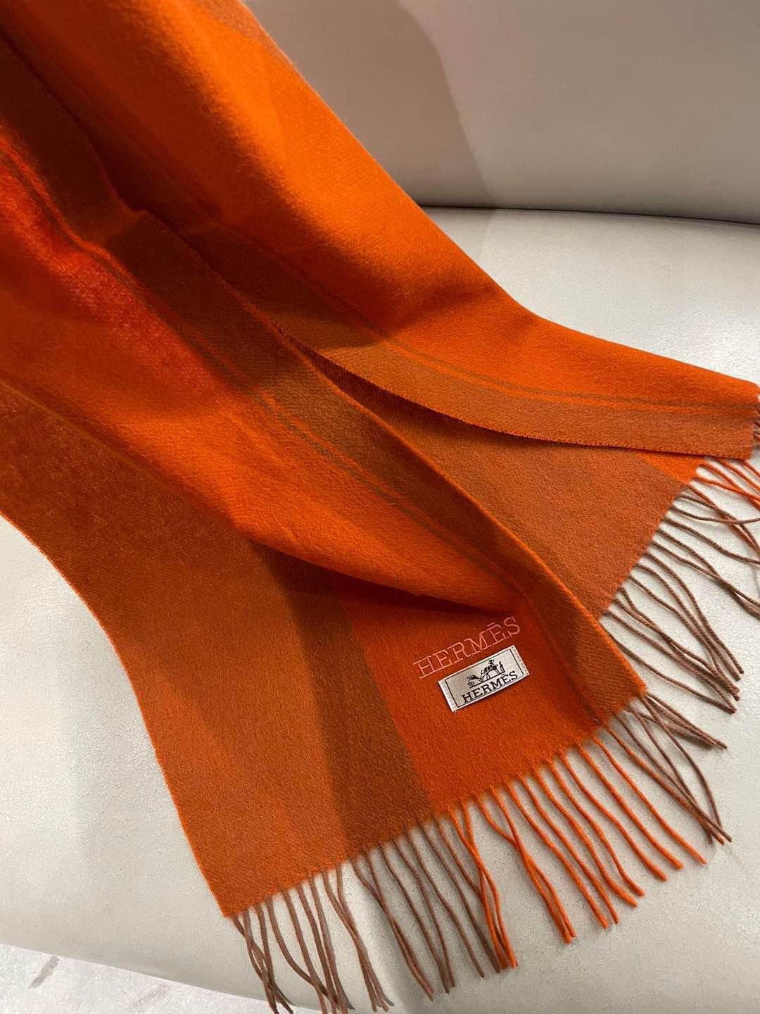 HERMFS【爱马仕】巴黎时装展采用蒙古高原细羊绒！手感满满地都是细腻的绒毛！这个价格绝对百分之百的实惠