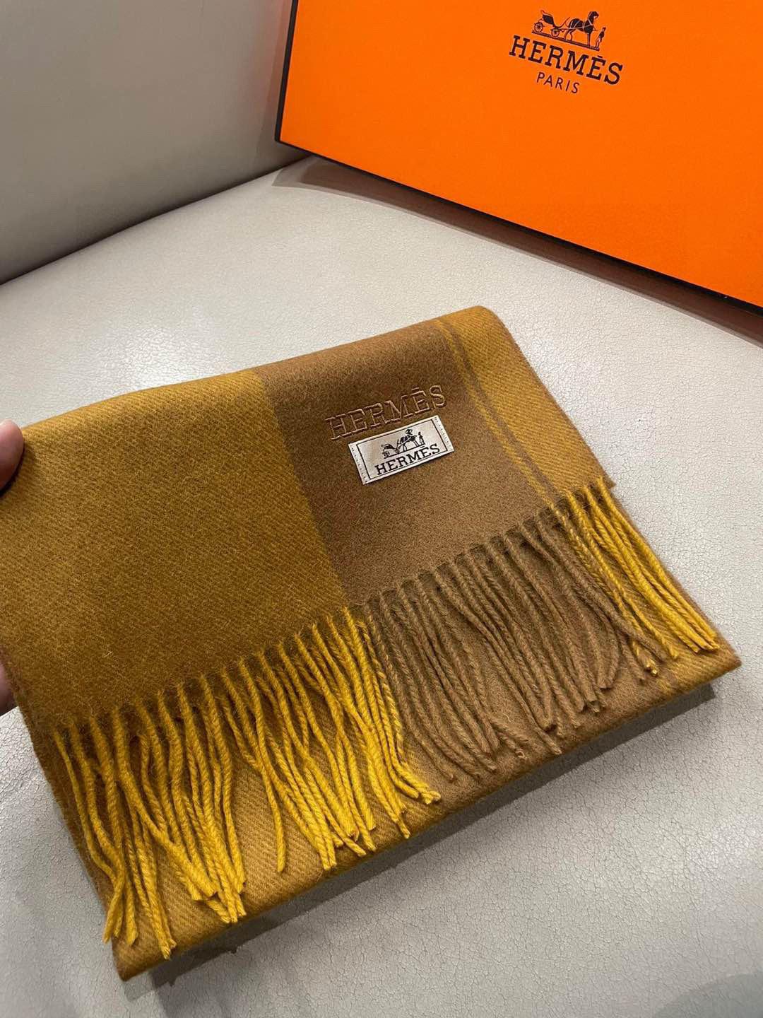 HERMFS【爱马仕】巴黎时装展采用蒙古高原细羊绒！手感满满地都是细腻的绒毛！这个价格绝对百分之百的实惠