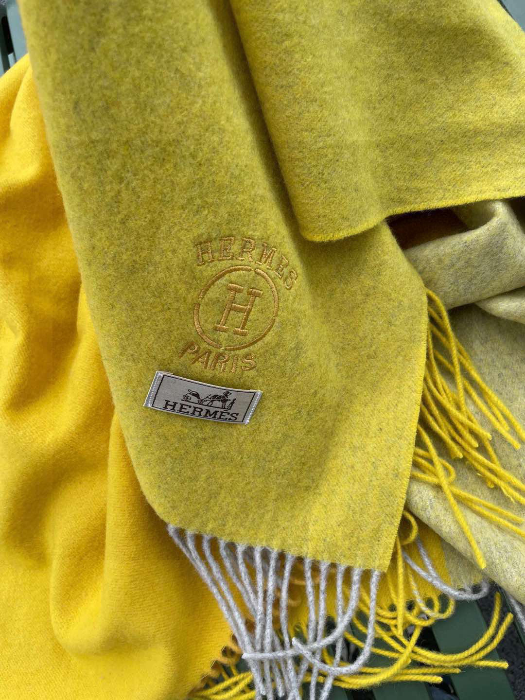 ✨爱马仕最新款，H刺绣系列羊毛毯，大爱三配色。真的太喜欢爱马仕的这款配色了，真的是给家居生活注入新的活力