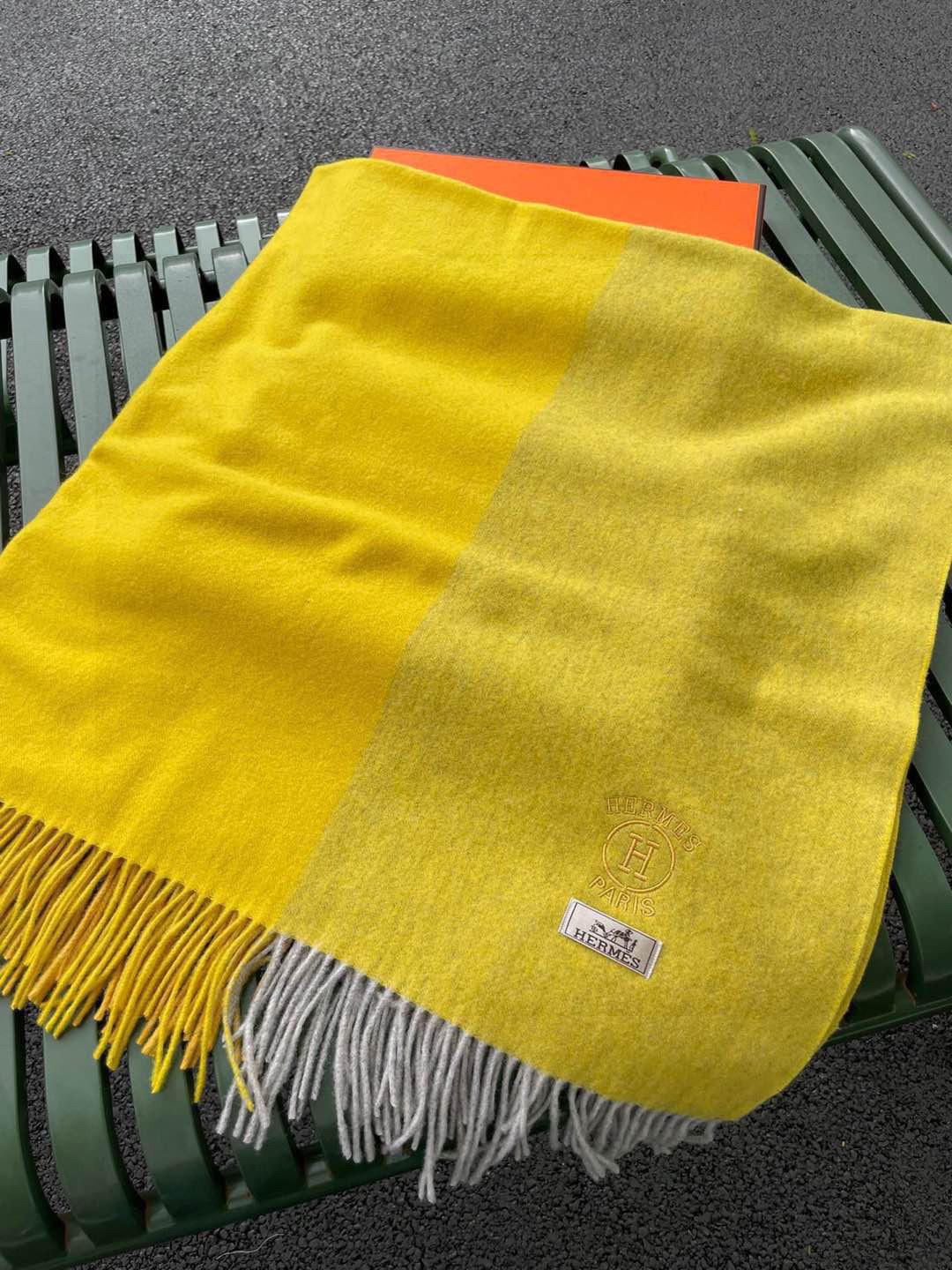 ✨爱马仕最新款，H刺绣系列羊毛毯，大爱三配色。真的太喜欢爱马仕的这款配色了，真的是给家居生活注入新的活力