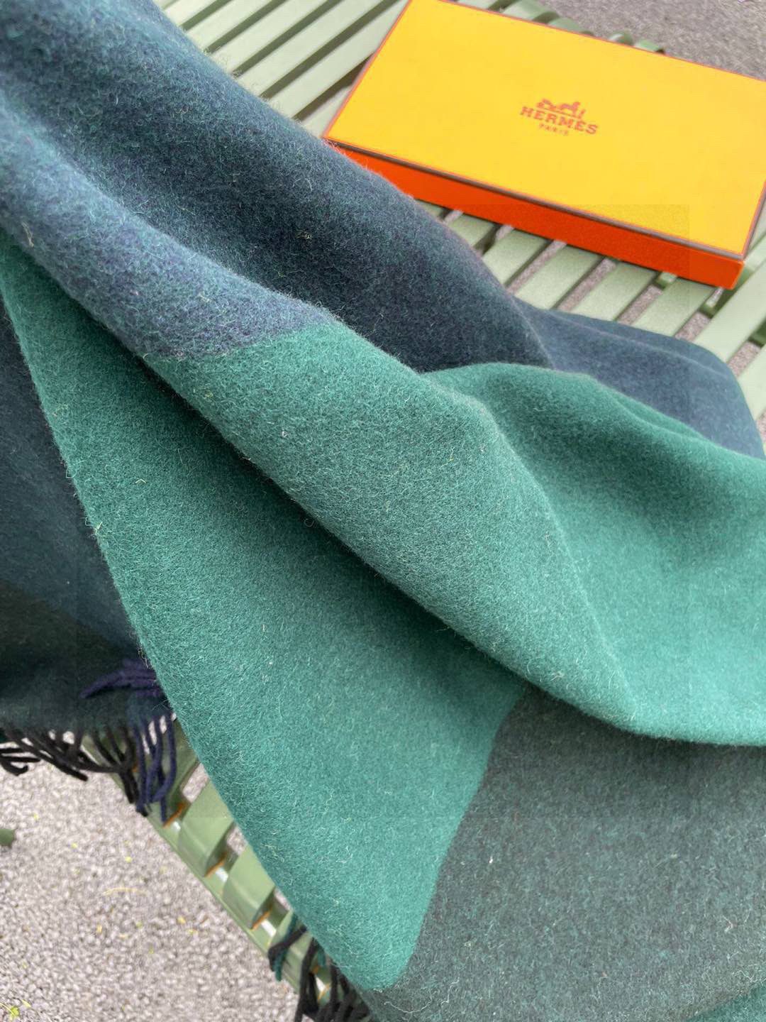 ✨爱马仕最新款，H刺绣系列羊毛毯，大爱三配色。真的太喜欢爱马仕的这款配色了，真的是给家居生活注入新的活力