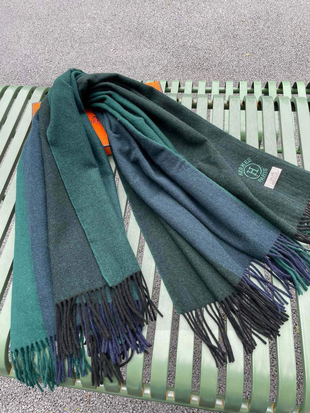 ✨爱马仕最新款，H刺绣系列羊毛毯，大爱三配色。真的太喜欢爱马仕的这款配色了，真的是给家居生活注入新的活力