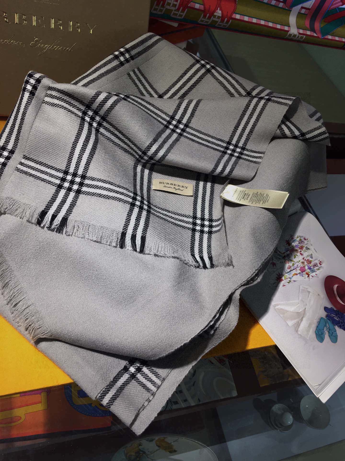 重磅‼️最代表时髦格调的Bur格‼️罕见的重磅双层一体式织造高密度工艺丝绒围巾。手感非常好👍一条围巾双层