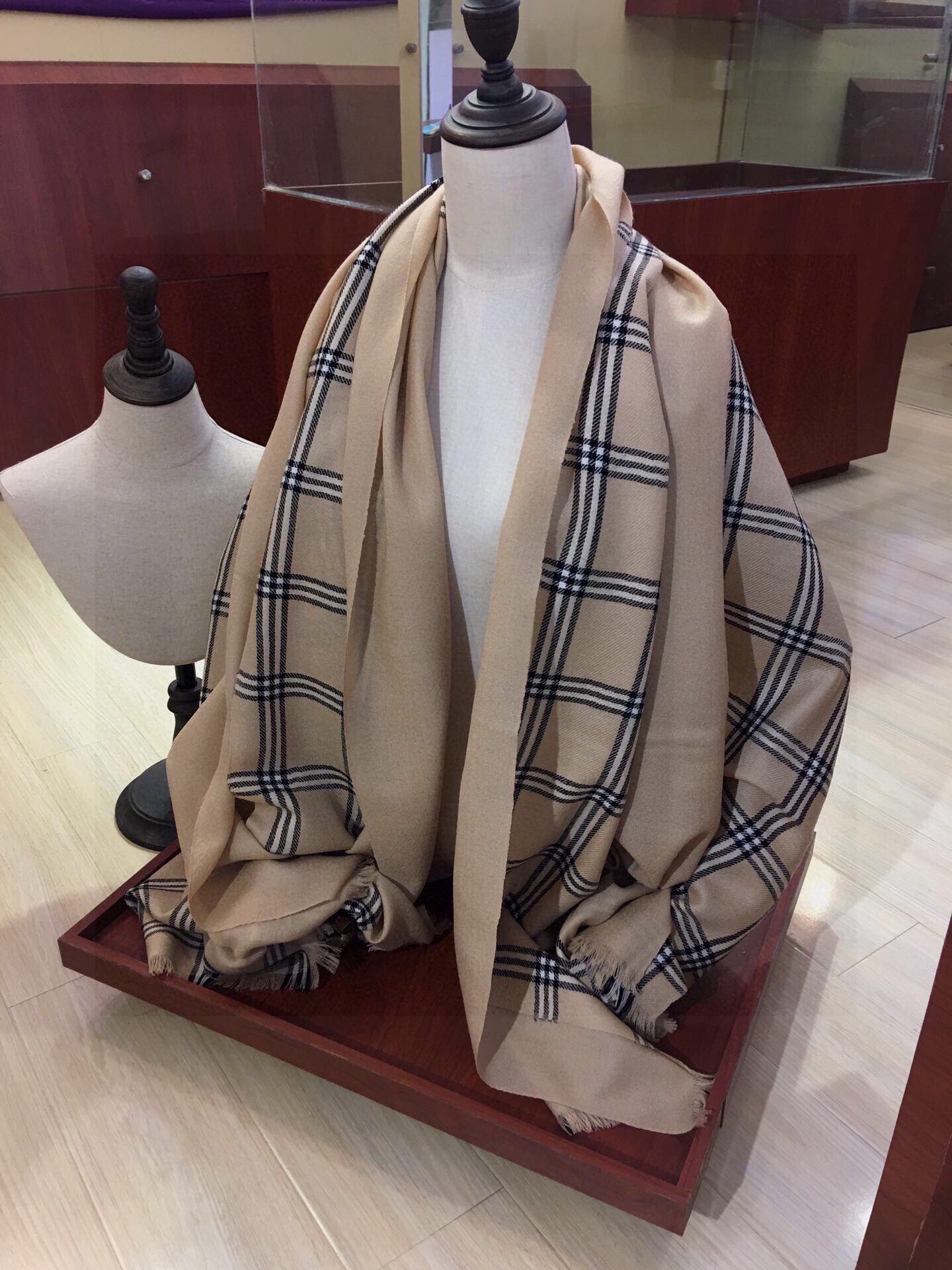 重磅‼️最代表时髦格调的Bur格‼️罕见的重磅双层一体式织造高密度工艺丝绒围巾。手感非常好👍一条围巾双层