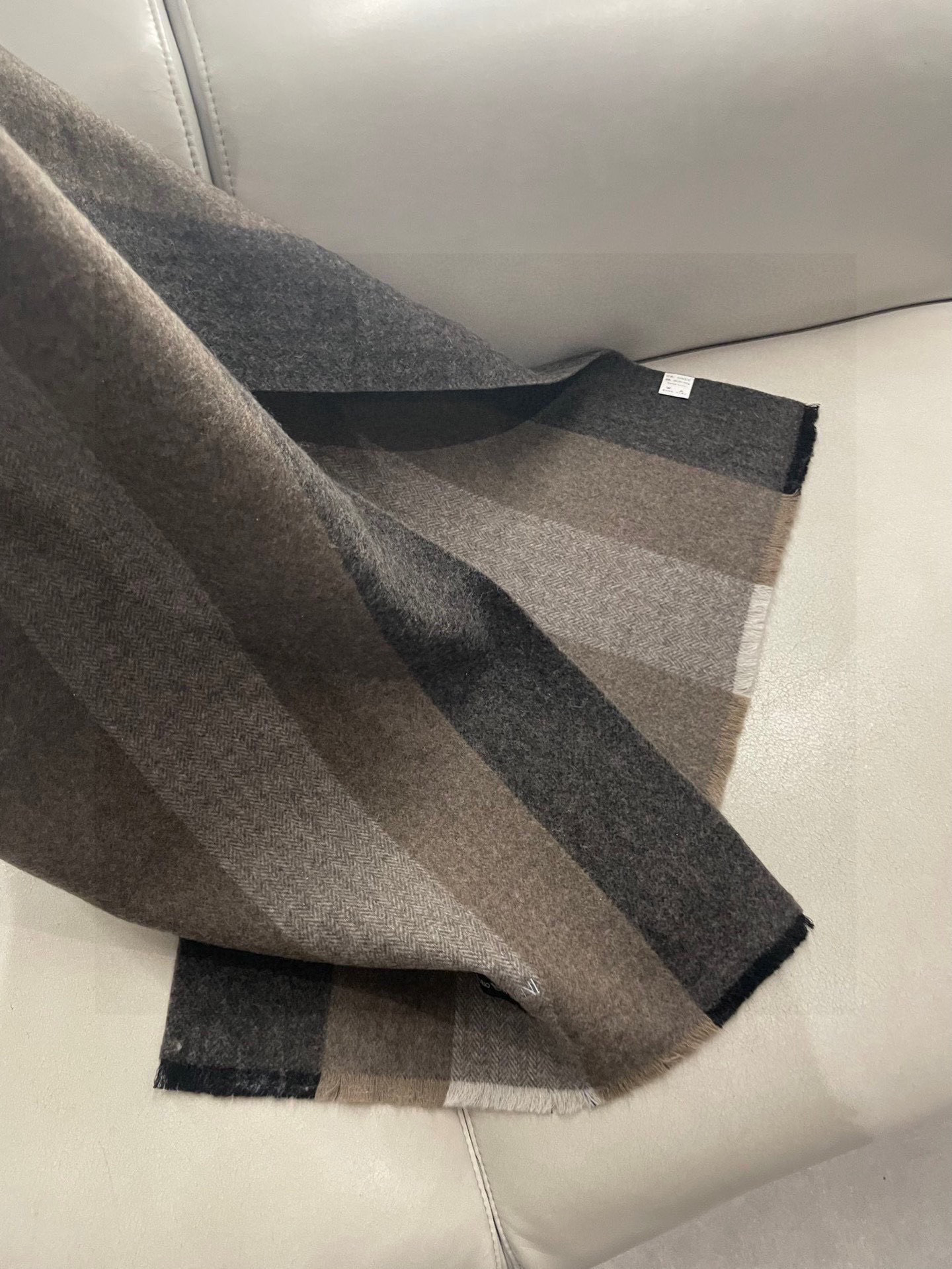 男款阿玛尼（Arman）小披肩且买且珍惜~~男款真的很少，一年也就出几款，都是出口订单所以比较难遇。男人