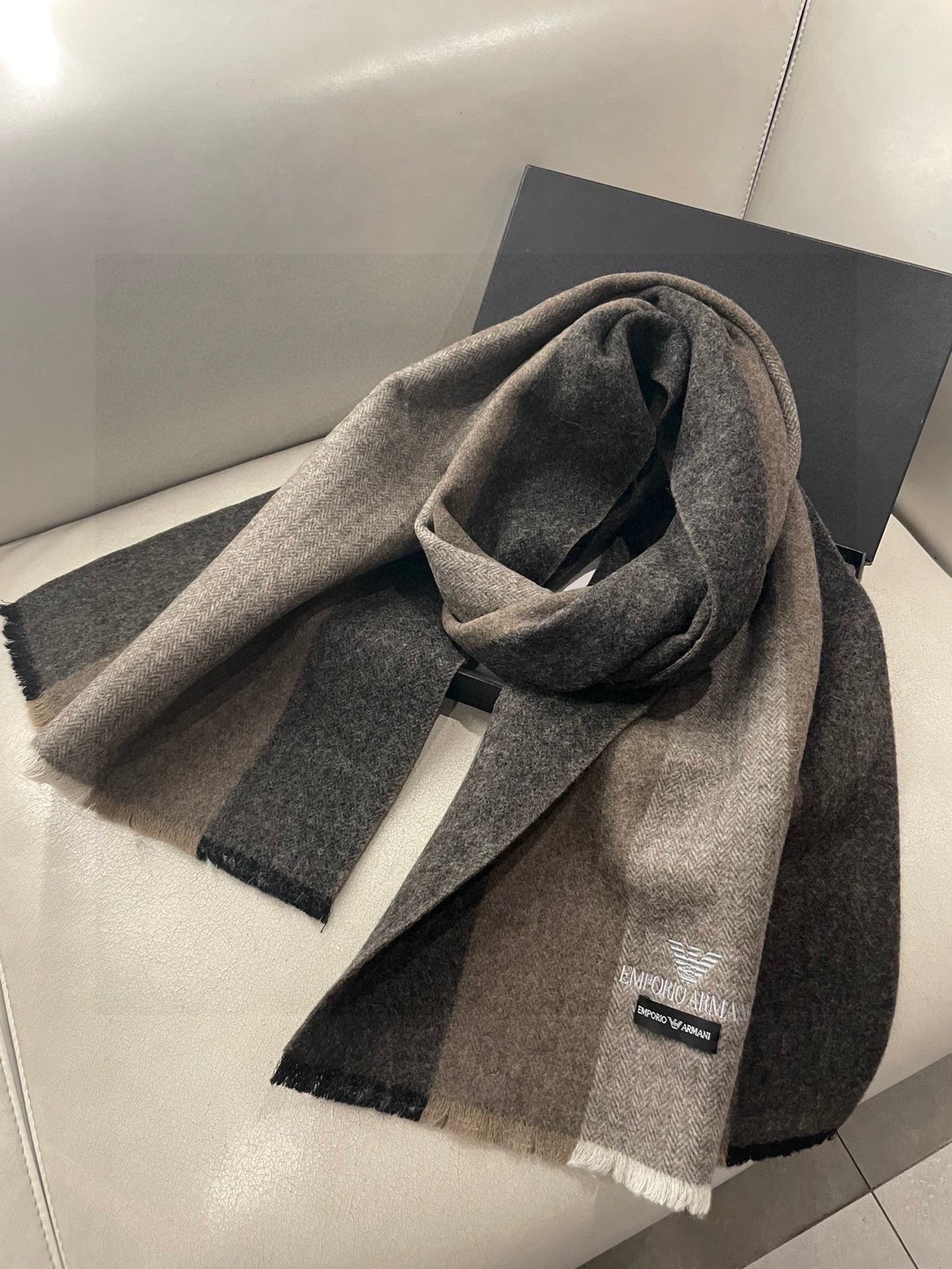 男款阿玛尼（Arman）小披肩且买且珍惜~~男款真的很少，一年也就出几款，都是出口订单所以比较难遇。男人