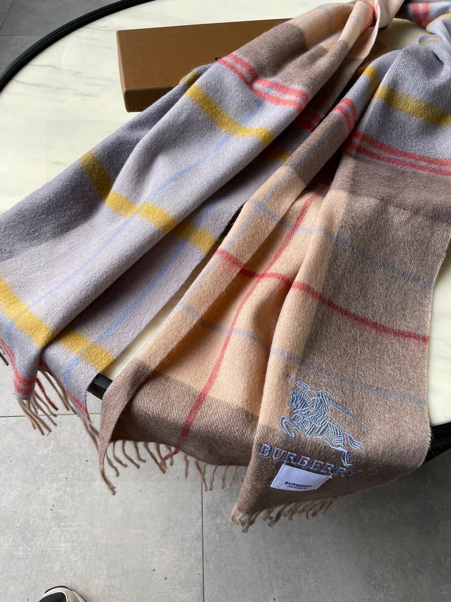 🐂牛货，巴宝莉男士女士（格纹战马刺绣）围巾，款式魅力，是经典大方‼面料采用的是客供的羔绒，细腻柔软度都非