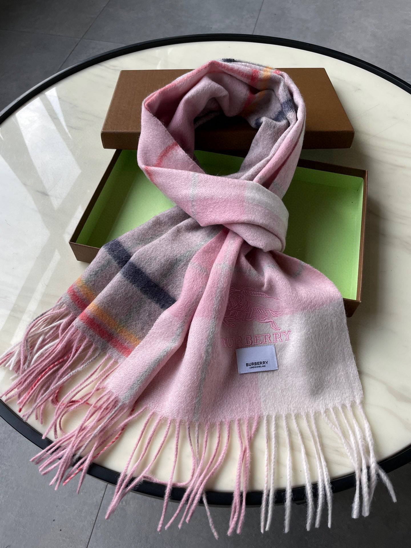 🐂牛货，巴宝莉男士女士（格纹战马刺绣）围巾，款式魅力，是经典大方‼面料采用的是客供的羔绒，细腻柔软度都非