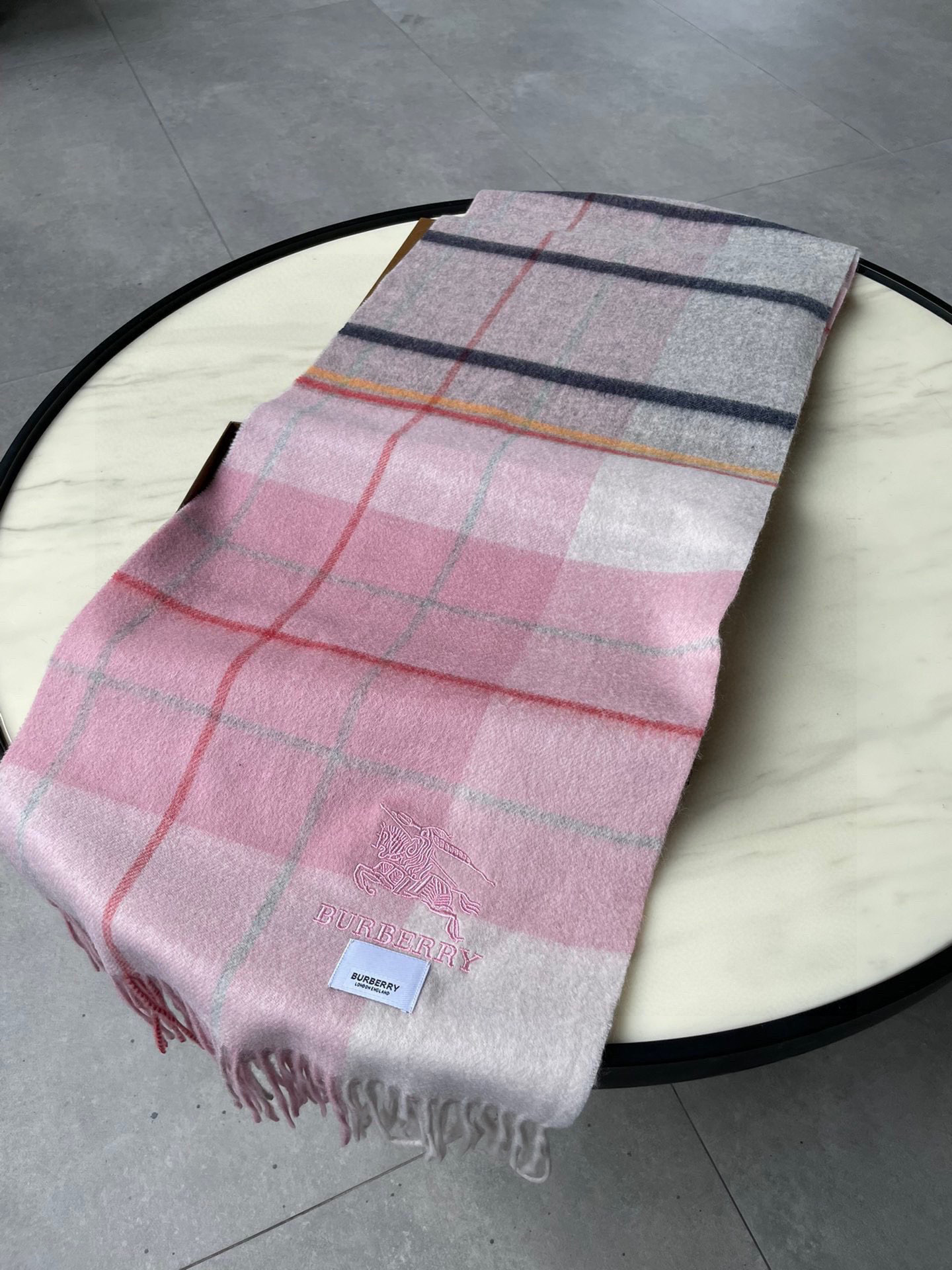 🐂牛货，巴宝莉男士女士（格纹战马刺绣）围巾，款式魅力，是经典大方‼面料采用的是客供的羔绒，细腻柔软度都非