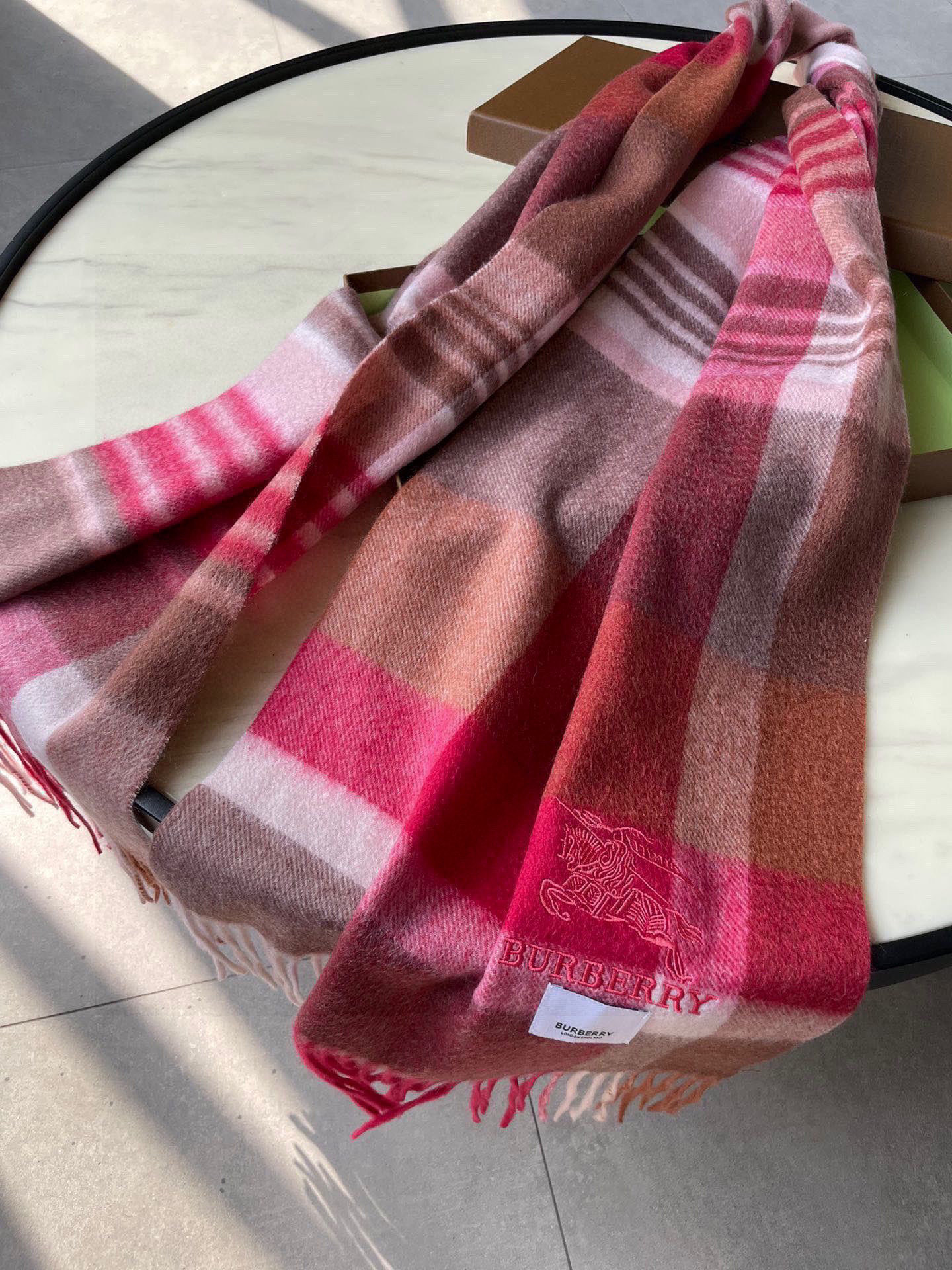 🐂牛货，巴宝莉男士女士（格纹战马刺绣）围巾，款式魅力，是经典大方‼面料采用的是客供的羔绒，细腻柔软度都非