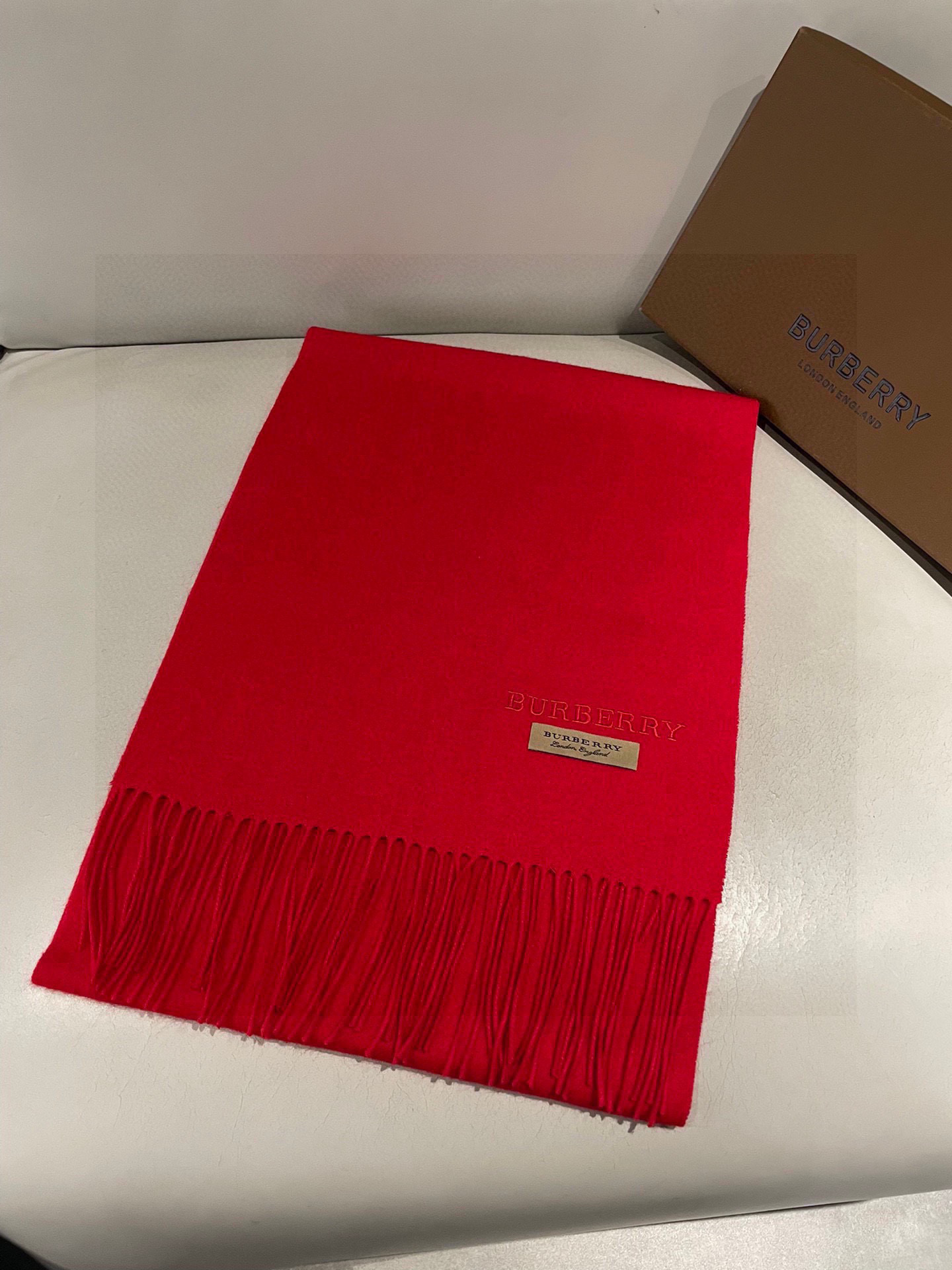 巴宝莉福利款❗️中国红年度最值百搭的款‼️看看这些色系就知道不是市场货啦，材质也等同专柜的100%羊🐏糕