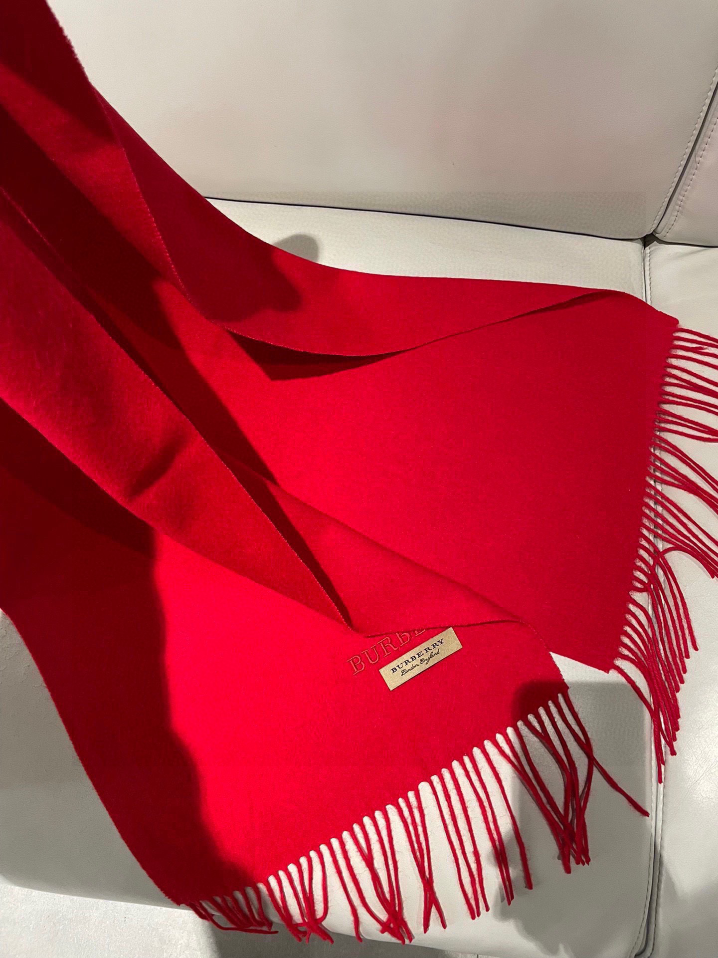 巴宝莉福利款❗️中国红年度最值百搭的款‼️看看这些色系就知道不是市场货啦，材质也等同专柜的100%羊🐏糕