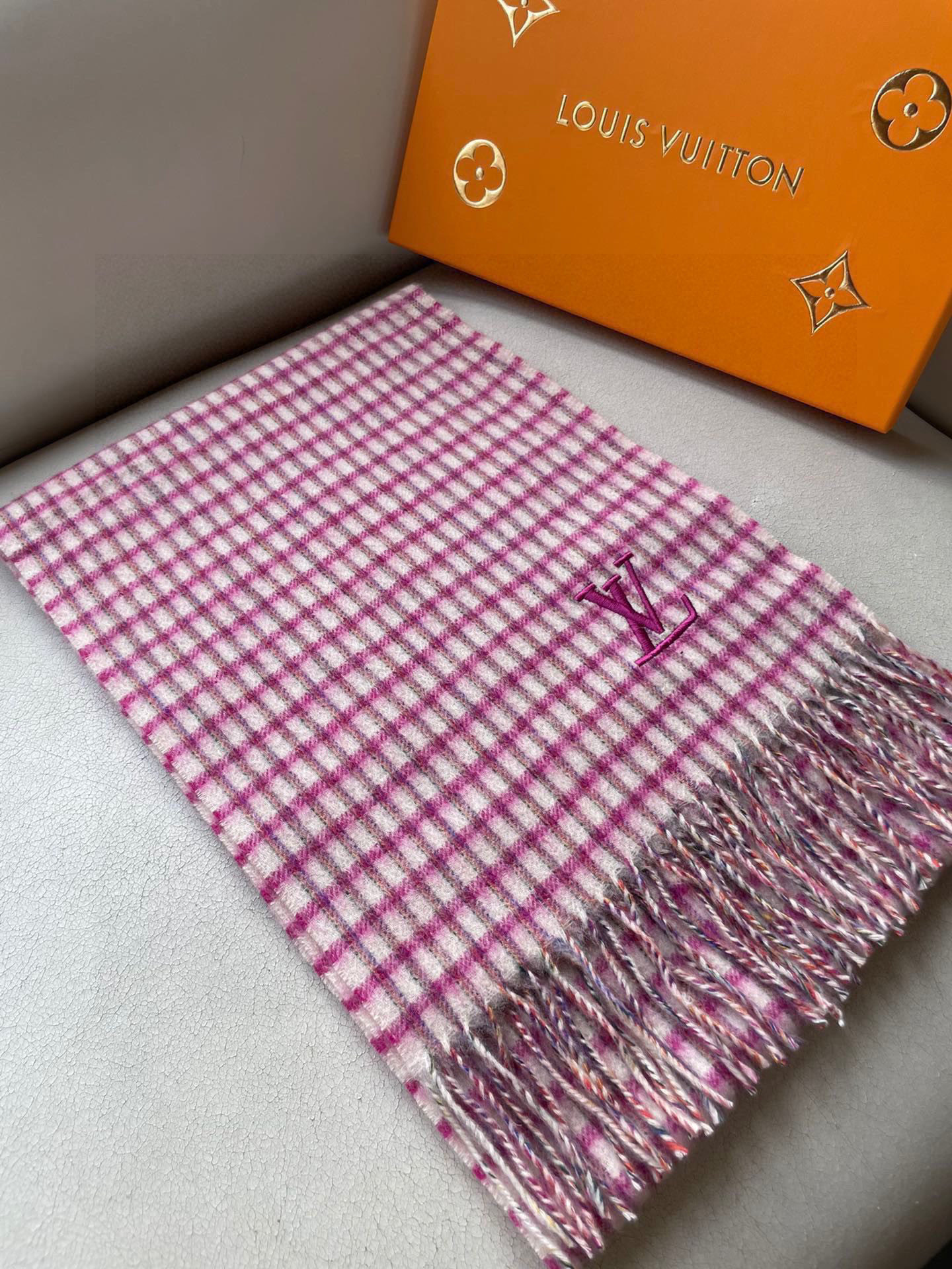 。LV格子刺绣🪡最新款💥 羊绒材质。非常保暖👑 柔软亲肤，不扎脖😍经典围巾设计😘男女通用情侣款💑💐尺寸3
