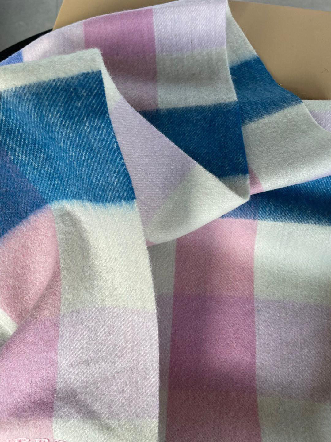 新款巴宝莉高品质进口羊绒字母logo刺绣围巾 惊爆上架 海外专柜最新男士女士情侣 羊绒围巾 国内专柜都没